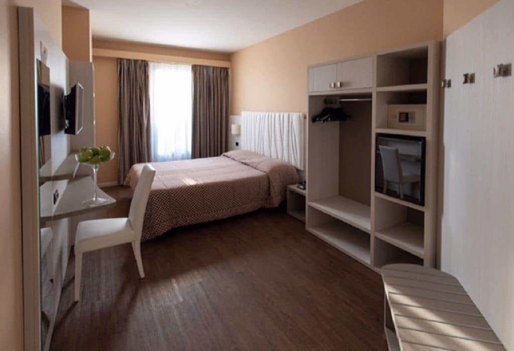 Hotel Enrichetta Desenzano del Garda Exteriör bild