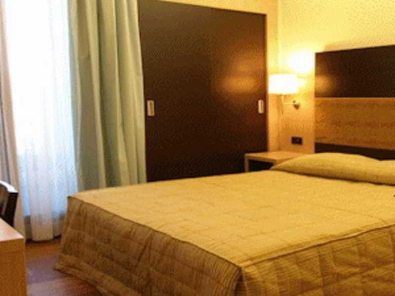 Hotel Enrichetta Desenzano del Garda Rum bild