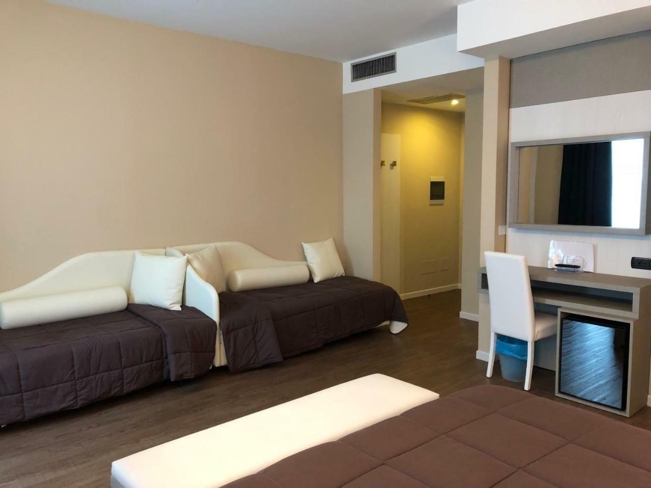 Hotel Enrichetta Desenzano del Garda Exteriör bild