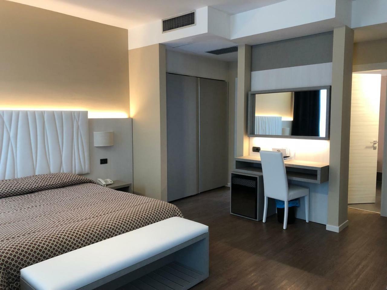 Hotel Enrichetta Desenzano del Garda Exteriör bild