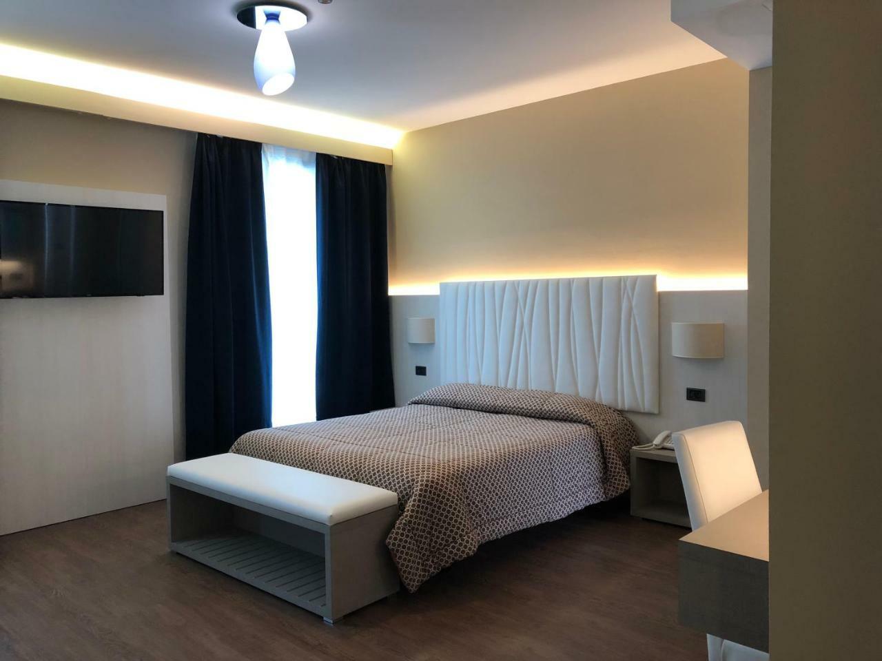 Hotel Enrichetta Desenzano del Garda Exteriör bild