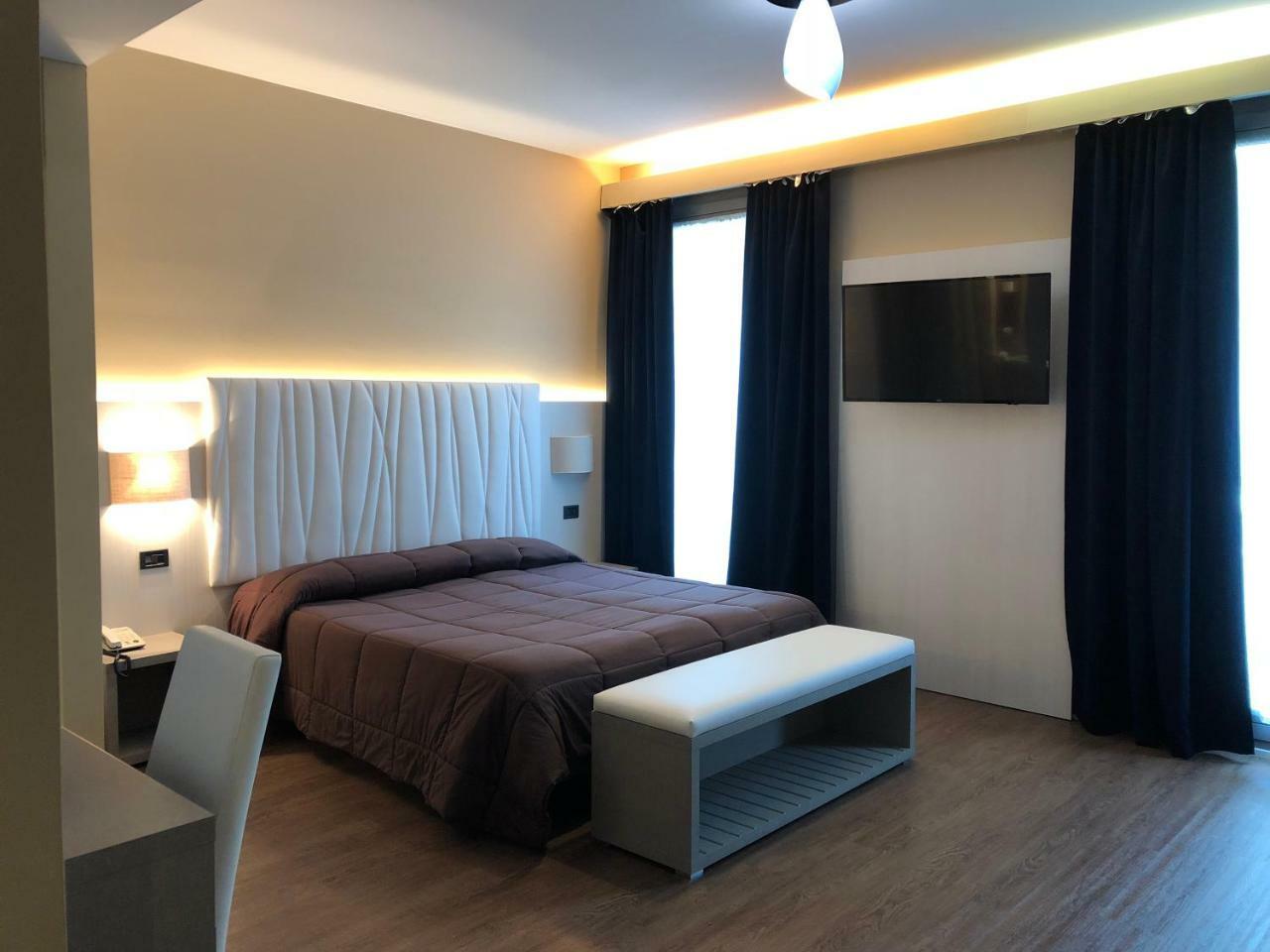 Hotel Enrichetta Desenzano del Garda Exteriör bild