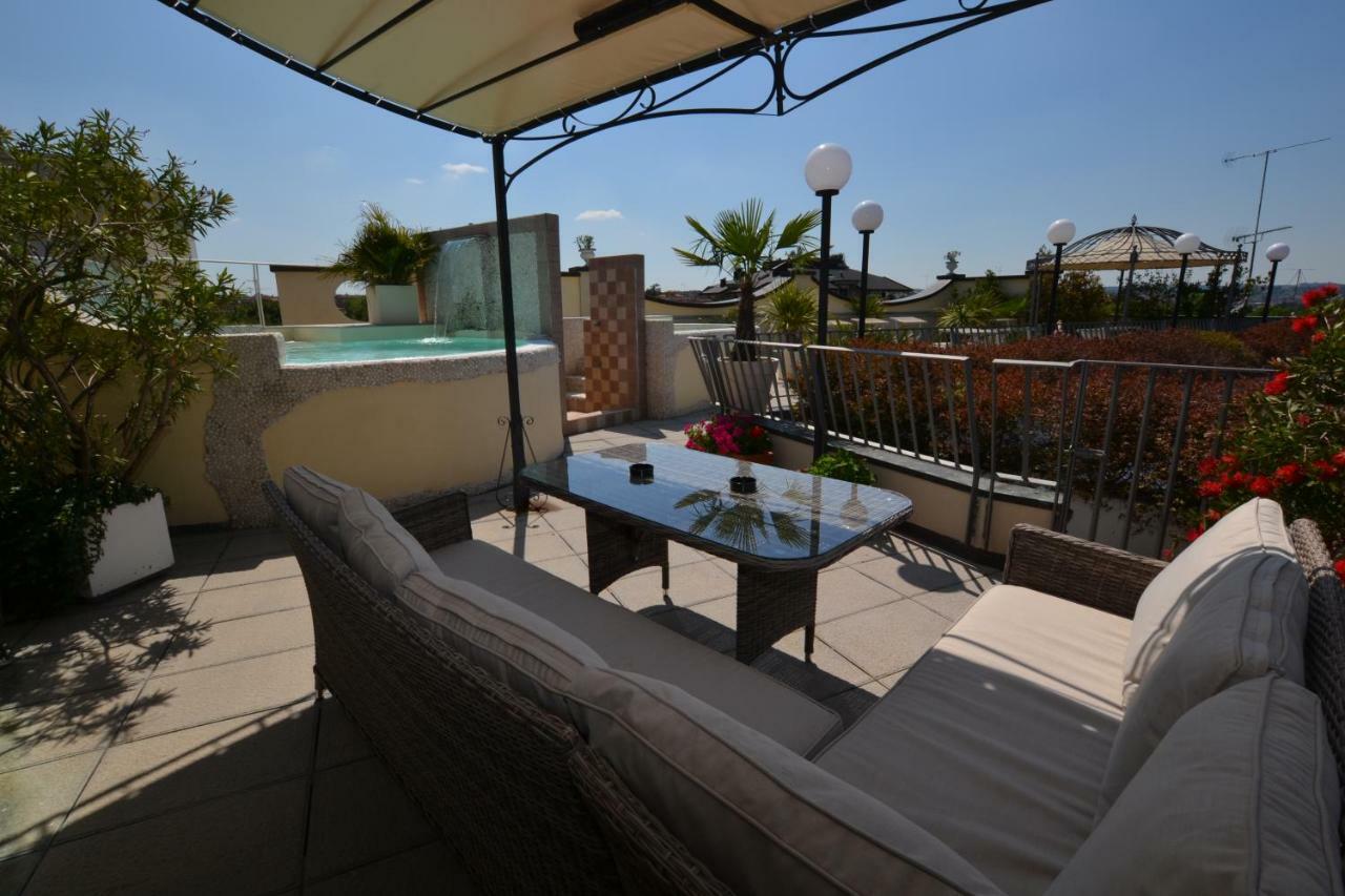 Hotel Enrichetta Desenzano del Garda Exteriör bild