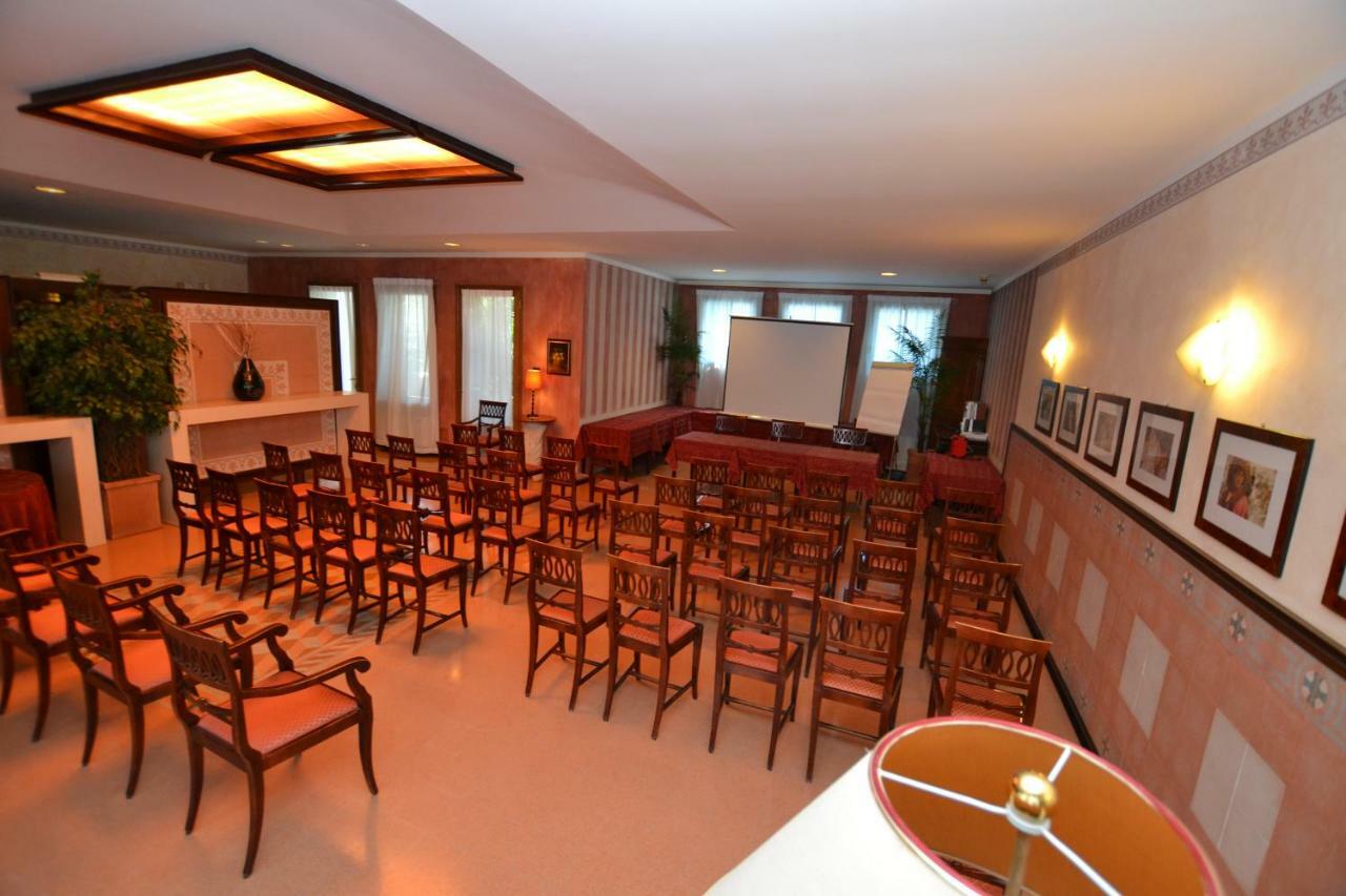 Hotel Enrichetta Desenzano del Garda Exteriör bild