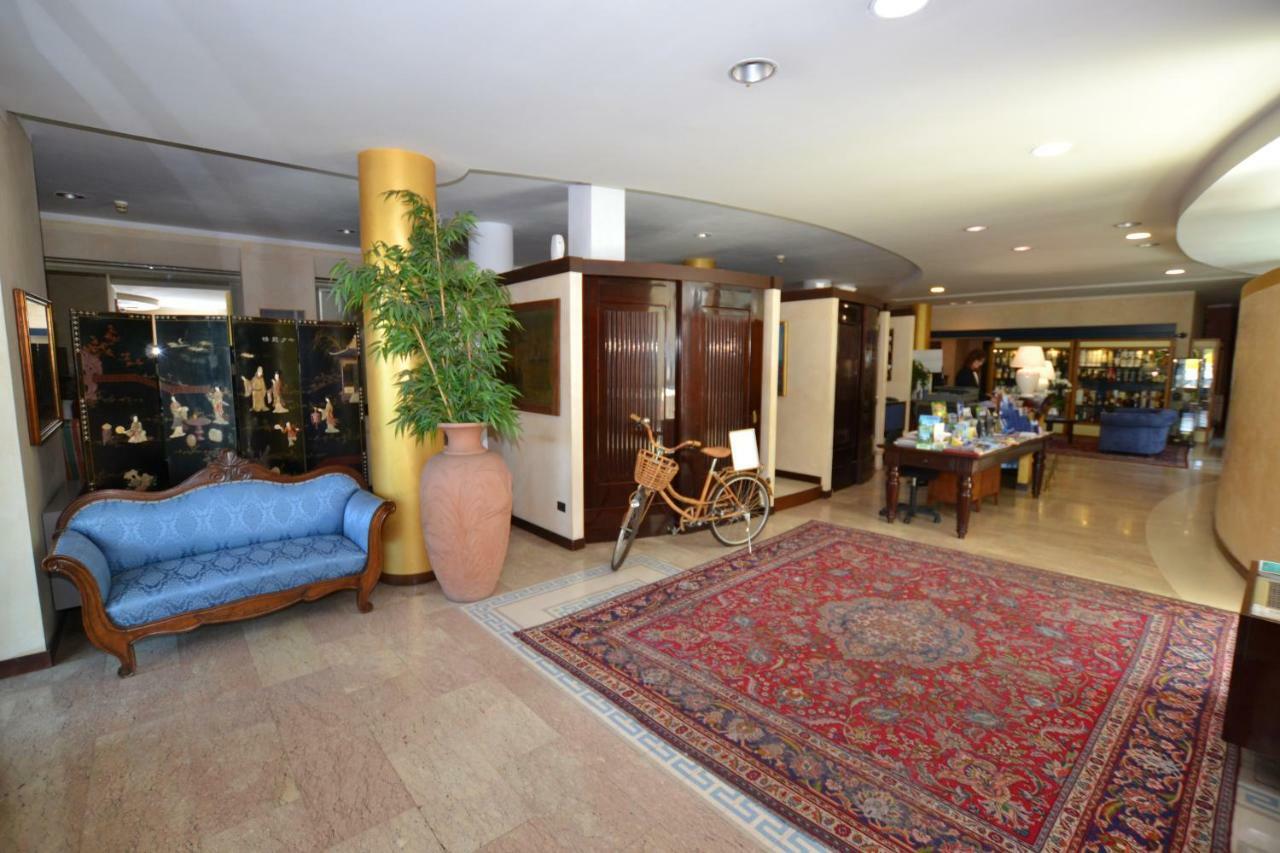 Hotel Enrichetta Desenzano del Garda Exteriör bild